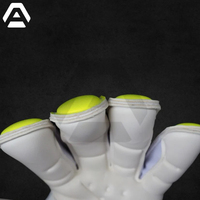 Gants de gardien de but de football de haute qualité, couleur blanche et jaune, pour adultes, équipement sportif, conception OEM, créez vos propres gants de gardien de but par AMAZING INDUSTRIES
