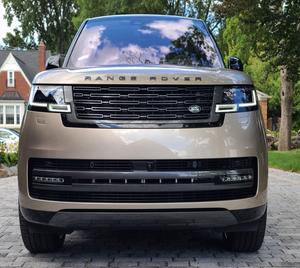 Range Rover 2022 Primera Edición, Motor V8 Biturbo, Equipamiento de Alta Gama, Techo Panorámico Automático, Asientos de Cuero, Bajo Kilometraje, SUV Euro VI - Product Image 1