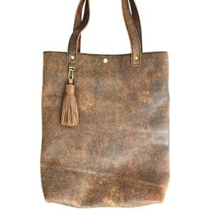 Sac fourre-tout en cuir marron rustique fait à la main élégant grand sac à bandoulière Vintage Boho avec breloque pompon et daim pour les femmes - Product Image 6