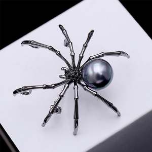 Broche de cobre con diseño de araña Jeulia, perla negra, cristal y circonita - Product Image 5