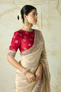 Sari traditionnel long en tissu de soie doux avec un travail de séquence de couleurs magnifique et un haut contrasté pour les mariages et les occasions spéciales - Product Image 2