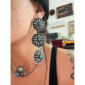 Pendientes Colgantes Navajo Hechos a Mano con Turquesa Kingman y Plata de Ley, Diseño de Flor con Concho - Product Image 2