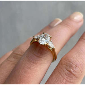 Anillo de Compromiso Clásico para Mujer con Tres Diamantes Ovalados Cultivados en Laboratorio en Oro Amarillo de 14k/18k, Certificado IGI - Product Image 2