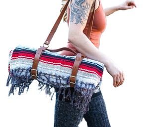 Couverture de pique-nique en cuir de vache véritable de luxe extra large avec sangle en acier et boucle longueur personnalisée pour tapis de camping - Product Image 1