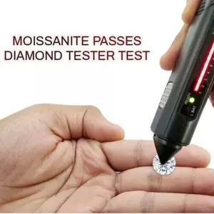 Anillo de Compromiso de Halo con Corte Ovalado Chapado en Oro Vintage para Mujer, Plata de Ley 925 con Moissanita de 4 Quilates - Product Image 5