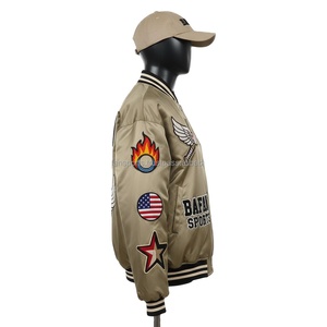 Veste en satin pour femme, tissu lisse couleur kaki, avec empiècements et patchs logo personnalisés brodés. Vestes en satin pour femme. - Product Image 3