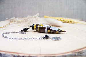 Pendule de guérison artisanal en résine époxy Ogonite à sept chakras, écologique, pour le travail énergétique des chakras, la divination et la spiritualité - Product Image 2