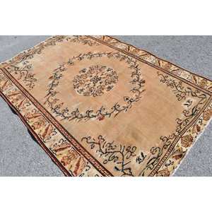 Alfombra turca Vintage Beige Marrón 5,5X8 pies Estilo clásico Tabriz Patrón rectangular de área grande para uso en sala de estar o dormitorio - Product Image 4