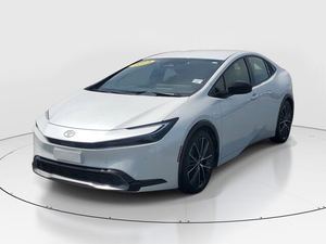 Nouveautés à prix réduits! Voiture d'occasion Priux XLE FWD 2L hybride CVT 2023 avec sièges en cuir et hayon - Product Image 1