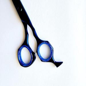 Estas tijeras cuentan con una construcción de acero inoxidable de alta calidad con un revestimiento de titanio azul premium para peluqueros y estilistas. - Product Image 3
