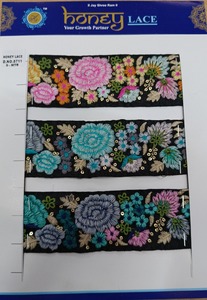 Elegante encaje bordado con flores negras con detalles intrincados, perfecto para crear vestidos de novia sofisticados, ropa de noche - Product Image 2