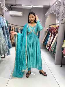 Robe longue en organza pour femmes traditionnelles luxueuses Superbe Salwar Kameez conçu pour les célébrations formelles d'occasions spéciales - Product Image 5