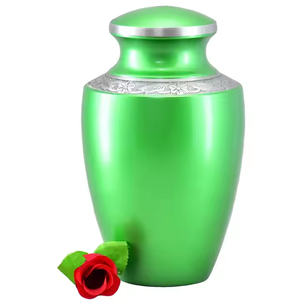 Urnas de cremación de metal Premium verde claro, grabadas a mano y elaboradas con estándares de alta calidad. Una elegante urna funeraria ashesh - Product Image 1