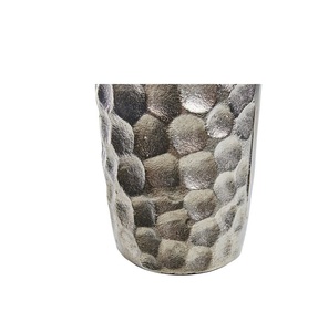 Vase à fleurs en métal indien fabriqué à la main en forme de kalash et finition en laiton idéal pour la décoration rituelle et les événements culturels - Product Image 1