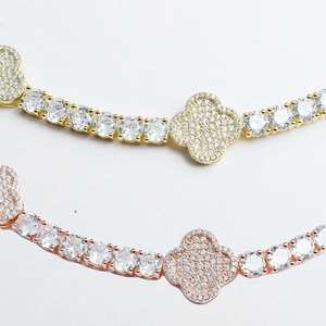 Brazalete de Oro de 14K con Trébol de Cuatro Hojas y Moissanita de 5MM, Elegante y Lujoso - Product Image 5