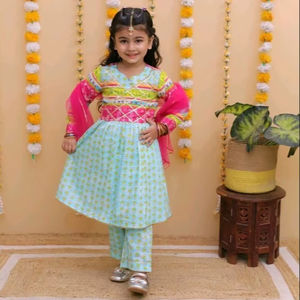 Costumes Salwar en pur coton à la mode à la mode avec style traditionnel Dupatta pour les fêtes décontractées des filles, les festivals de mariage - Product Image 1