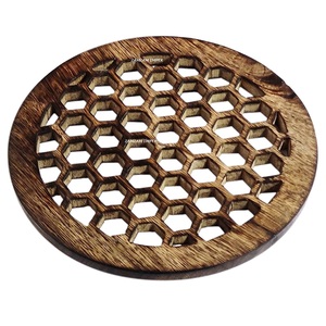 Sous-plat en bois de manguier découpé au laser, motif nid d'abeille, écologique, résistant à la chaleur, design rustique, diamètre 6 pouces, épaisseur 10 mm - Product Image 1