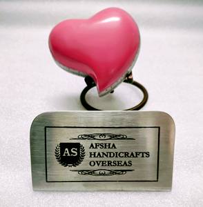 Cercueil funéraire en forme de cœur rose pour les cendres - Product Image 1