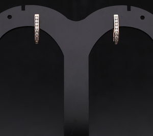 Pendientes de aro de oro rosa de 14 quilates minimalistas Ajuste de canal elegante con diamantes redondos naturales Elegancia diaria sutil - Product Image 1