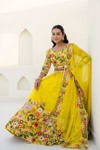 Lehenga Choli en organza jaune de créateur, broderie florale lourde, travail de fils et de paillettes pour les mariages, les fêtes, les robes de mariée - Product Image 6