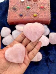 Vente en gros de pierre naturelle de palmier cœur gonflé en cristal de guérison pierre d'énergie Reiki en forme de cœur pour décoration et méditation de cadeaux - Product Image 3