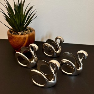 Anneau de serviette en métal finition argent simple, en stock, écologique, élégant, décoration de table à manger pour les maisons, les restaurants, les mariages - Product Image 1