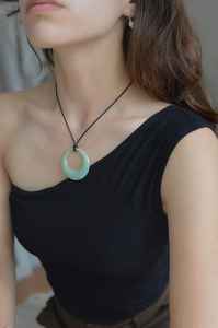 Collier pour femme en résine acrylique géométrique en forme de larme, vente en gros à prix abordable - Product Image 2