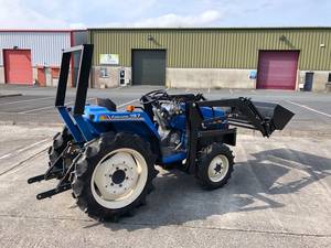 Tracteur compact LANDHOPE TU197F 19HP 4WD + NOUVEAU chargeur frontal |   1.3L 3 cylindres Diesel |   Direction assistée |   9F/3R |   Capacité de levage de 300 kg - Product Image 2