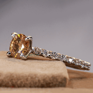 Solitario de diamante de corte redondo marrón con anillo de ajuste de punta de estilo acento para mujer - Product Image 2