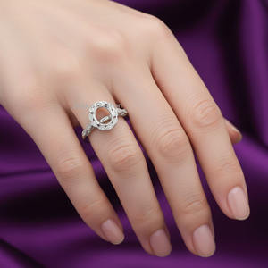 Anillo de Boda de Plata de Ley 925 con Engaste Ovalado de 6x8 mm y Piedras de Circonita Cúbica Blanca, Estilo Lujoso - Product Image 3