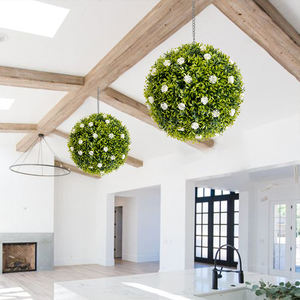 Ruopei أفضل كرة صناعية 28 من خشب البقس مع وردة حمراء معلقة على شكل زهرة ، كرة خضراء للديكور الداخلي أو الخارجي - Product Image 2