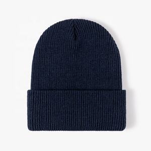 Vente en gros, faible MOQ, bonnets d'hiver en tricot uni en acrylique coloré unisexe, étiquette tissée personnalisée, patch en cuir caoutchouc, bonnet en tricot côtelé - Product Image 4