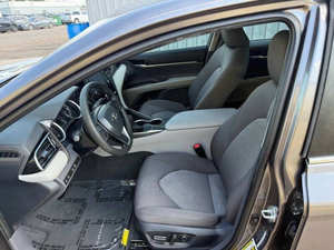 รถยนต์มือสองราคาประหยัด ปี 2023 โตโยต้า แคมรี่ LE พวงมาลัยซ้าย - Product Image 2