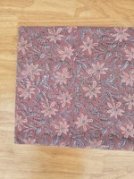 Tela de algodón estampada a mano en rosa malva premium con intrincados motivos florales para kurtis y vestidos. Eleva tu estilo étnico.
