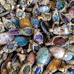 จี้เครื่องประดับโบราณคลาสสิก ประดับอัญมณีธรรมชาติหลากหลายชนิด ดีไซน์เนอร์ทำมือ เพชรคู่ คริสตัลบำบัด แนวชาติพันธุ์ฮินดู - Product Image 1