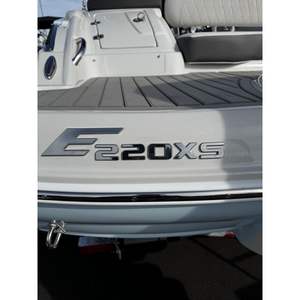 เรือคราวน์ไลน์ E220XS ปี 2026 ตัวถังไฟเบอร์กลาสใหม่ ประสิทธิภาพสูง พร้อมเครื่องยนต์นอกเรือเมอร์คิวรี่ 200 แรงม้า เชื้อเพลิงเบนซิน - Product Image 2