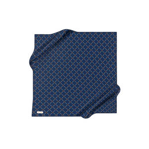 Pañuelo Cuadrado de Seda Azul Marino con Patrón Geométrico - Product Image 1