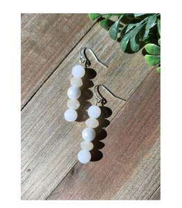 Boucles d'oreilles pendantes en perles de résine longues et légères bijoux Boucles d'oreilles de personnalité charmante excellente qualité à vendre - Product Image 4