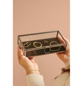 Boîte à bijoux en verre en forme de triangle fini or avec un espace dédié pour les boucles d'oreilles, les bagues et les trésors intemporels - Product Image 3