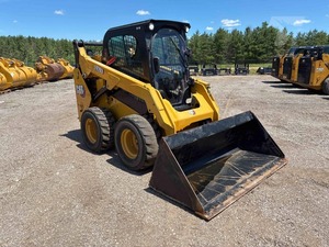 Chargeuse compacte sur pneus CAT 242D3 d'occasion 2023, hydraulique, performance diesel |   Matériel de construction au meilleur prix - Product Image 1