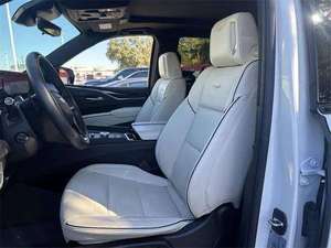CADILLAC ESCALADE SPORT SUV V8 2025 d'occasion en excellent état avec sièges en cuir et caméra - Product Image 3