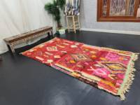Tapis marocain vintage aux couleurs vibrantes, authentique tapis berbère bohème avec motif géométrique antique pour un espace moderne