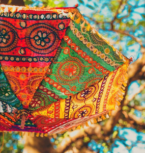 ร่มแต่งงานอินเดียแบบพับได้ งานฝีมือ งานปักกระจก สำหรับตกแต่งภายในและภายนอกอาคาร - Product Image 4