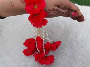 Brazaletes de joyería floral artificial Pulsera de joyería de flores de seda roja para Haldi Mehndi Floral Kaleere Gajray Regalo de boda - Product Image 2