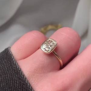 Bague de fiançailles en or jaune certifiée IGI, taille coussin allongée avec diamant solitaire serti clos - Product Image 2