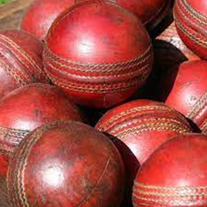 Balle dure de cricket personnalisée balle dure de cricket de sport balle dure de haute qualité en cuir fabricant Sialkot Logo personnalisé - Product Image 2