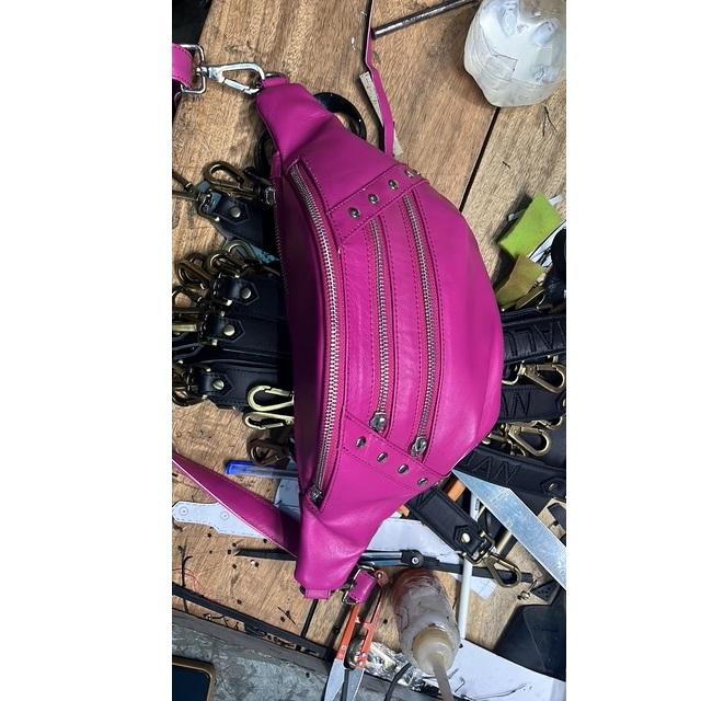 สีชมพูร้อน