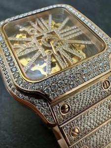 Montre pour homme en or rose avec diamants Moissanite, dotée d'un cadran bicolore saisissant et d'un accent décoratif en bande de diamants. Cette montre de luxe - Product Image 5