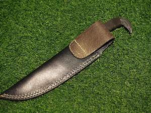 Couteau de camping Odin's Raven 10,3 pouces de style viking nordique avec lame en acier Damas de 6,5 pouces, manche en corne de taureau et étui en cuir - Product Image 6