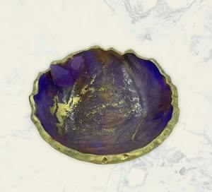 Cuenco decorativo de resina azul marino con pieza de acento artístico de detalle mínimo dorado para exhibición de comedor de sala de estar o decoración moderna - Product Image 1